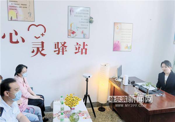 天空彩彯，与你同行，共绘梦想的色彩
