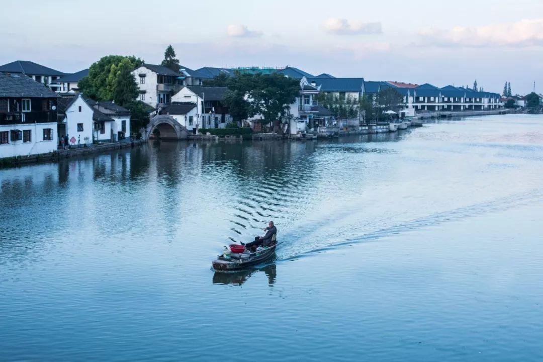 东方之珠，一曲唱尽繁华与温情
