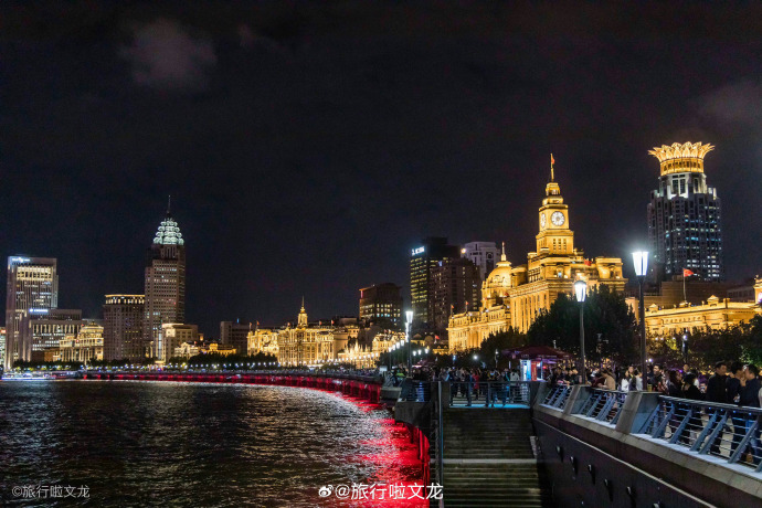 东方明珠，矗立黄浦江畔的璀璨明灯