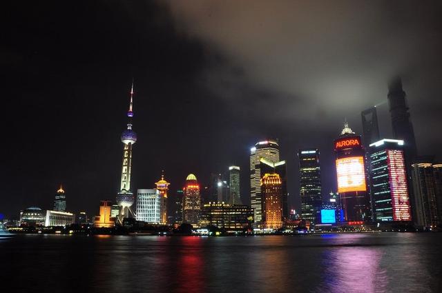 东方明珠灯光秀，夜幕下的璀璨视觉盛宴