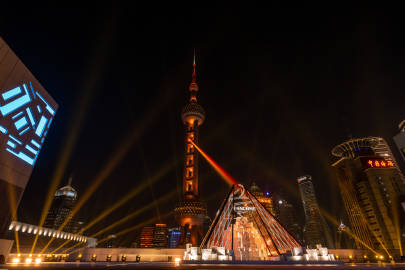 东方明珠，矗立在黄浦江畔的璀璨明灯