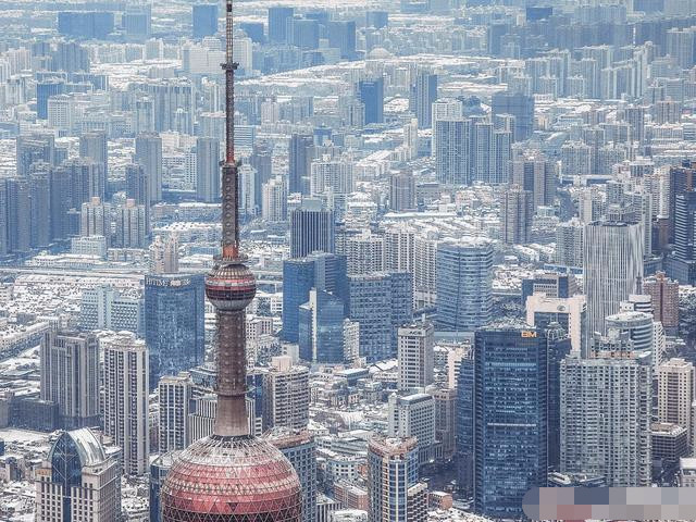 东方明珠下的暴雪奇景，自然与城市文化的完美交融