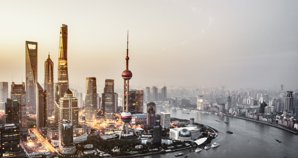 东方明珠，上海天际线的璀璨明珠，高度与梦想的交响