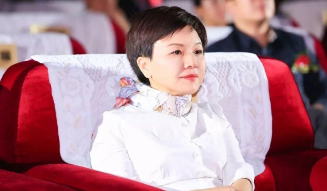 东方雨虹董事长夫人，低调的商业智囊与家庭守护者