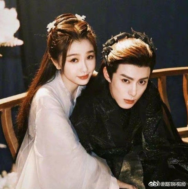 东方青苍与小兰花的并肩时光，跨越时空的合照